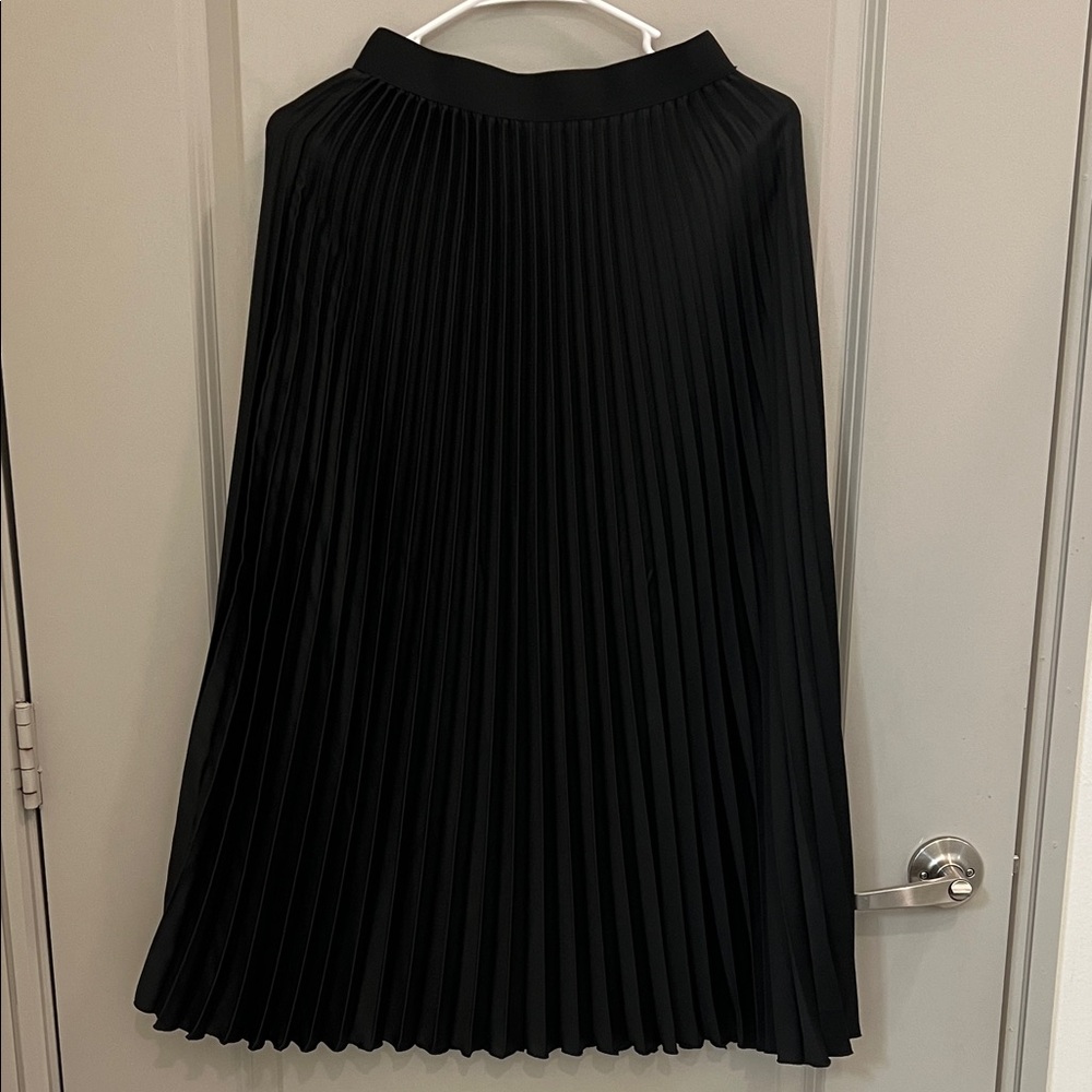 H&M Elegant Black Pleated Midi Skirt